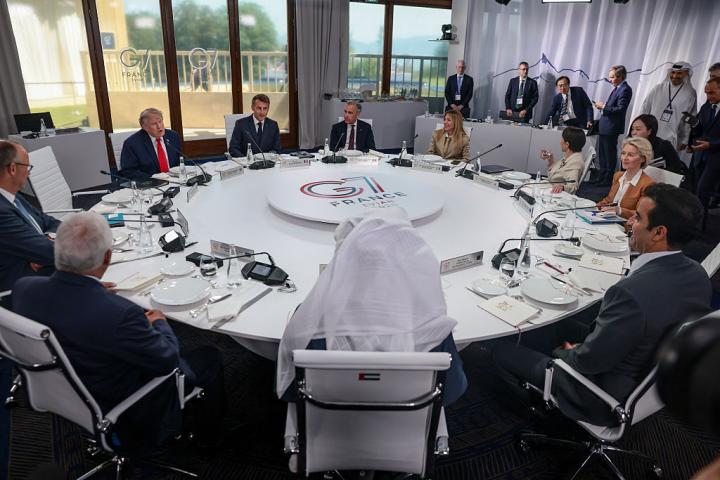 Los líderes del G7, retratados en su mesa de trabajo, el 16 de junio de 2026 en Evian-les-Bains, (Francia).