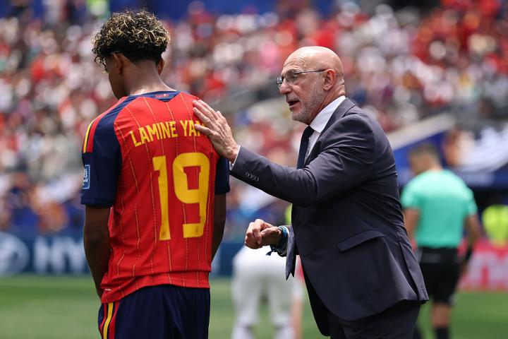 Luis de la Fuente da indicaciones a Lamine Yamal