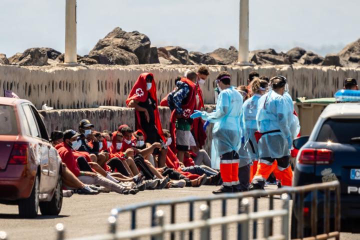 Migrantes son atendidos por la Cruz Roja a su llegada a Lanzarote