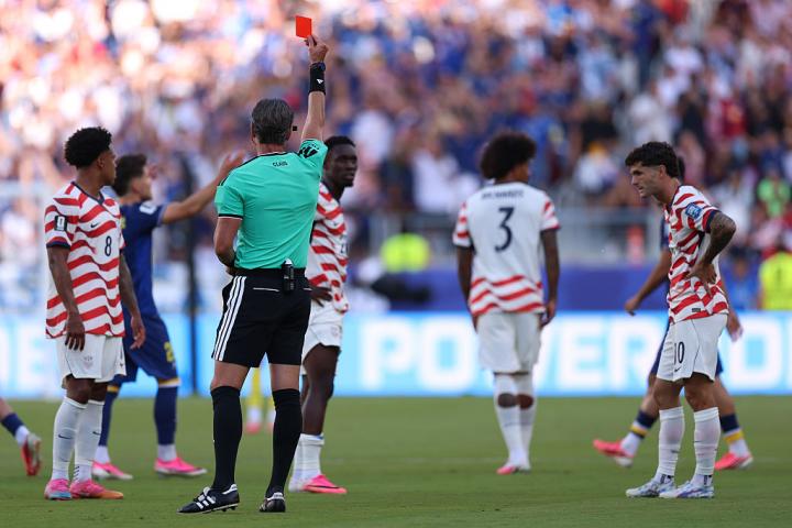 Momento en el que el árbitro enseñó la tarjeta roja a Folarin Balogun