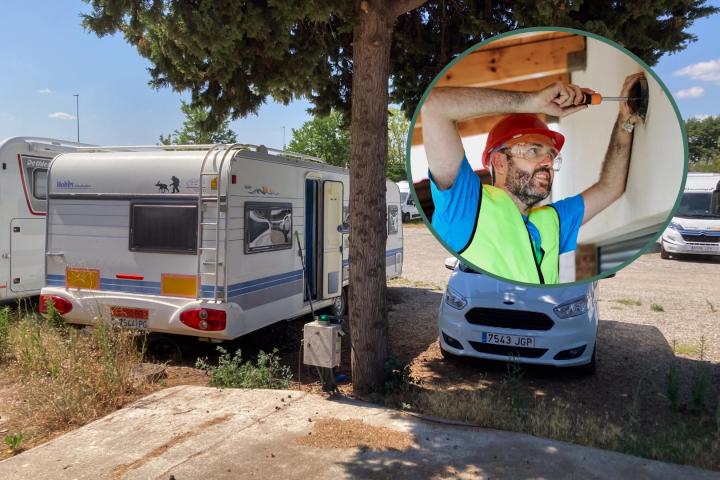 Obrero de la construcción y un parking con caravanas