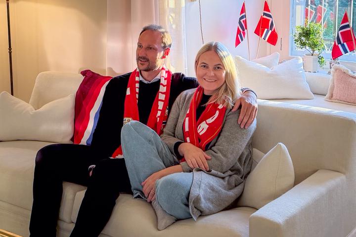 Primera imagen de Mette-Marit de Noruega tras su trasplante de pulmón animando a la selección noruega en el Mundial junto a Haakon de Noruega