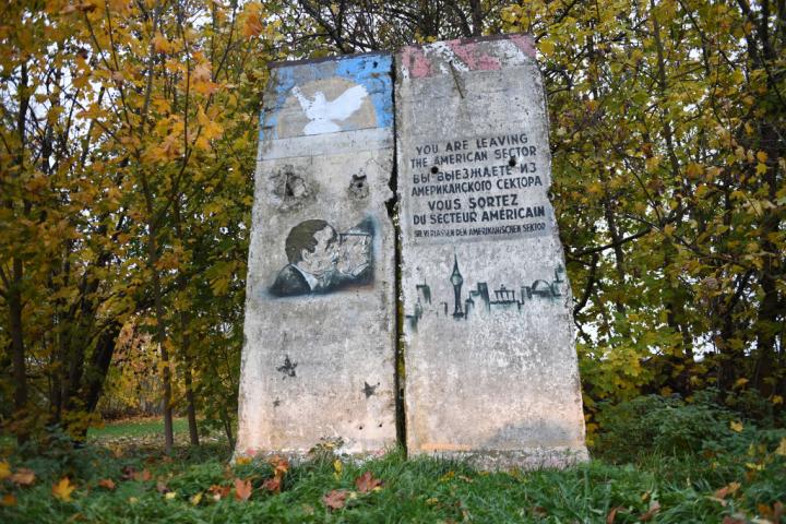 derribo-trozo-muro-berlin-jardin