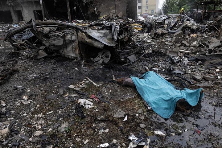 Un cuerpo yace entre los escombros tras un ataque ruso sobre edificios residenciales en Kiev (Ucrania), el 6 de julio de 2026.