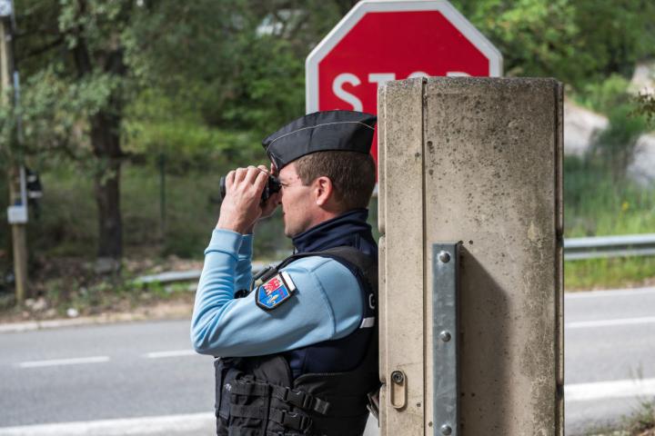 Un gendarme francés, vigilando el tráfico