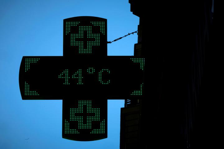 Un termómetro marcando 44°C en París (Francia)