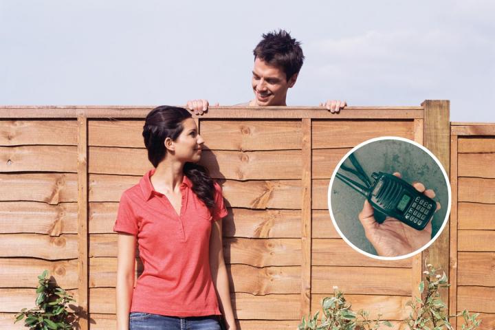 Una pareja de vecinos y un walkie talkie