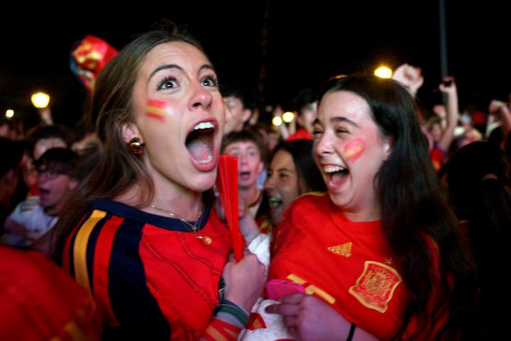 Aficionados españoles celebran en Madrid tras el gol de Mikel Merino. REUTERS/Susana Vera