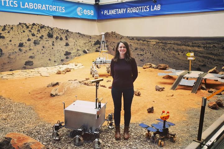 Claire Parfitt aparece en una especie de recreación del suelo marciano