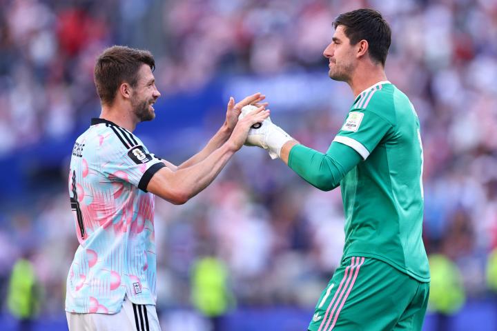 Courtois, celebra con Mechele la clasificación de Bélgica
