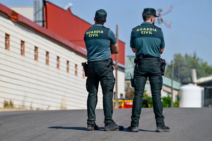 Dos agentes de la Guardia Civil