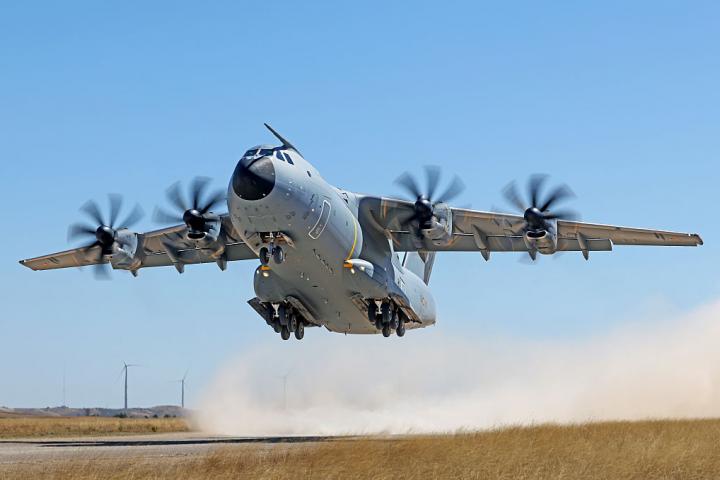 El Airbus A400M de la Fuerza Aérea Española participa en el curso ETAP-C 25-3 en el Aeródromo Militar de Ablitas, en Navarra, el 11 de septiembre de 2025.