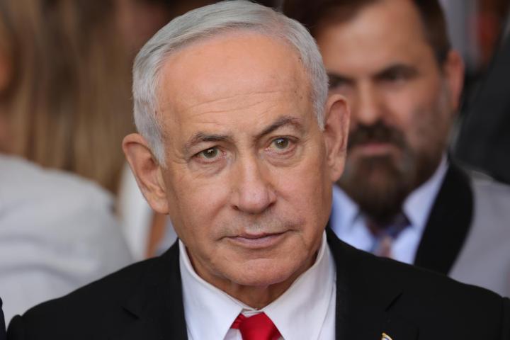 El primer ministro israelí, Benjamín Netanyahu, en la colocación de la primera piedra del Atarot Heritage Center, cerca del muro entre Jerusalén y Ramallah, el 05 de julio de 2026.