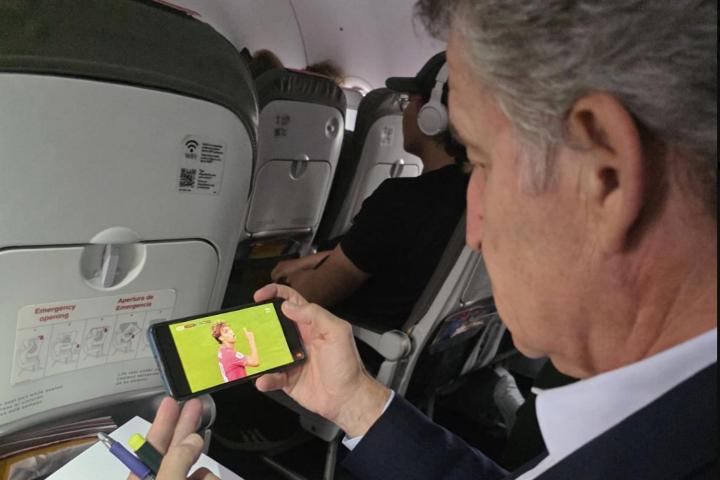 Feijoo viendo España en un avión