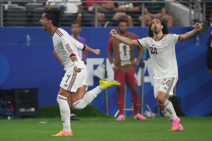 Ferran Torres, junto a Cucurella, celebran el gol de la victoria ante Portugal