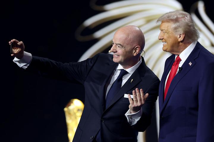 Gianni Infantino se hace un selfie al lado de Trump en la gala del sorteo del Mundial de EEUU, México y Canadá,