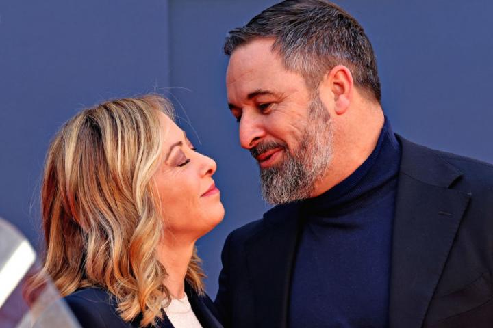 La primera ministra italiana, Giorgia Meloni, y el líder de Vox, Santiago Abascal, se saludan en el festival político conservador "Atreju 2023", el 17 de diciembre de 2023 en Roma (Italia).
