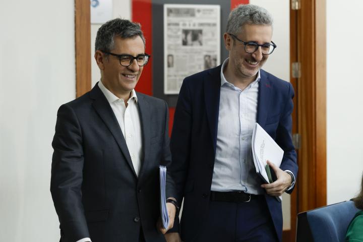 Los ministros de Presidencia, Justicia y Relaciones con las Cortes, Félix Bolaños (i), y de Hacienda, Arcadi España, antes de la rueda tras el Consejo de Ministros.