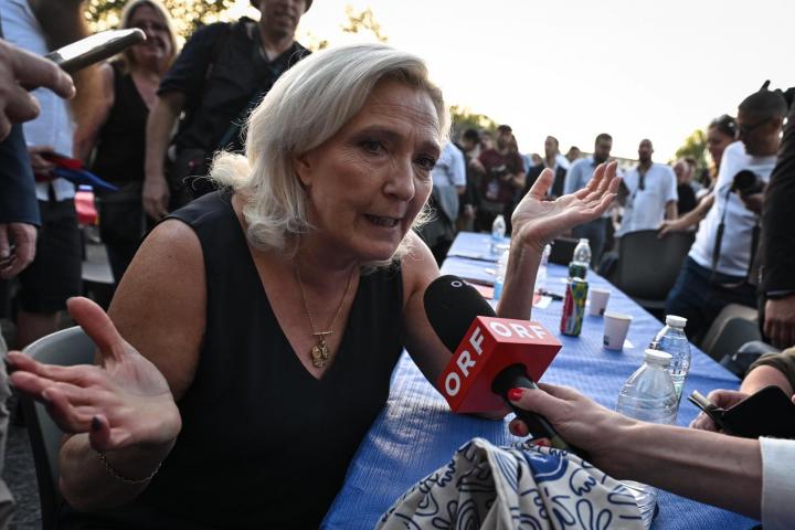 LIEVIN (France), 05/07/2026.- French MP Marine Le Pen, president of the Rassemblement National parliamentary group in the French National Assembly, greets supporters during the Country Fair (Fete Champetre) event organized by the French far-right party Rassemblement National in Lievin, France, 04 July 2026. (Francia) EFE/EPA/FIRAS ABDULLAH
Marine Le Pen, presidenta del grupo parlamentario Agrupación Nacional en la Asamblea Nacional francesa, en la Feria Campestre de su partido en en Lievin, el 4 de julio de 2026.