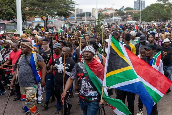 Miembros de la comunidad zulú participan en una manifestación contra indocumentados, durante una huelga del movimiento antiinmigrante en Durban (Sudáfrica), el 30 de junio de 2026.