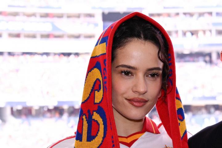 Rosalía, con la bufanda de España en la cabeza en el partido contra Austria
