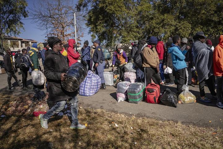 Un grupo de migrantes indocumentados de Malawi, frente al consulado de su país en Johannesburgo (Sudáfrica), el 30 de junio de 2026, preparando su retorno tras las protestas.