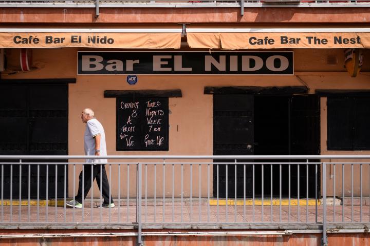 Un hombre camina junto al antiguo bar El Nido de Benalmádena