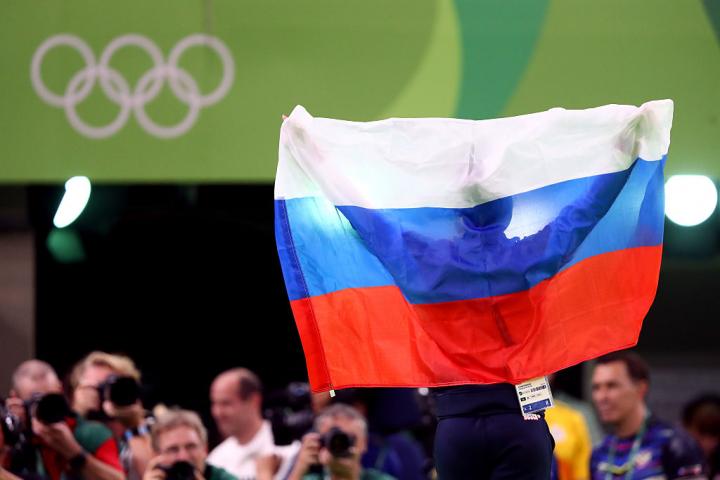 Una bandera rusa, frente al logo olímpico en los Juegos de Río 2016