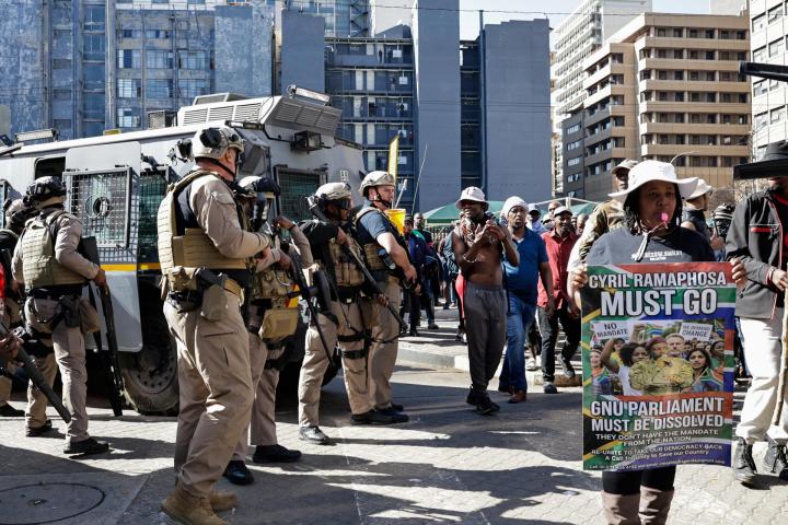 Uniformados protegen edificios durante una manifestación contra los inmigrantes indocumentados en Johannesburgo (Sudáfrica), el 30 de junio de 2026.