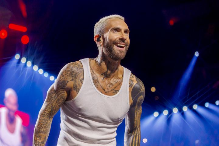Adam Levine, con su atuendo habitual durante los conciertos