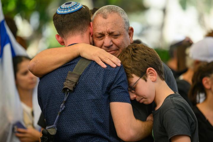 El exjefe del Estado Mayor de las FDI, Gadi Eizekon, abraza a familiares y amigos en el funeral de su hijo, Gal, muerto en Gaza, en el cementerio de Herzliya, el 8 de diciembre de 2023.