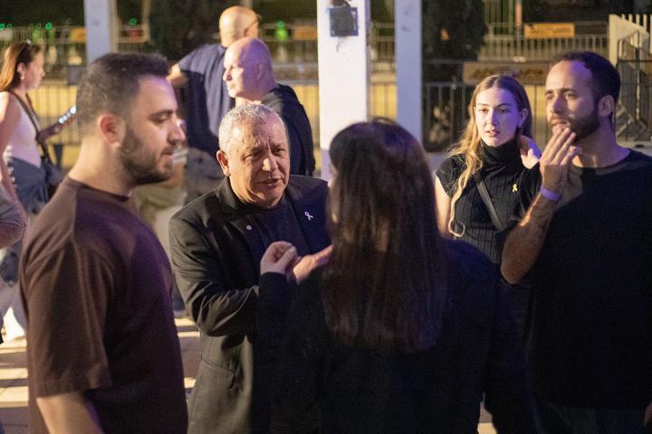 El exjefe del Estado Mayor israelí, Gadi Eisenkot, en un protesta en la plaza Habima de Tel Aviv, reclamando una investigación oficial sobre el 7-O, el 22 de noviembre de 2025.