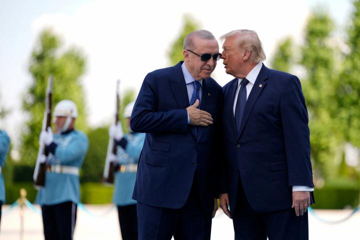 El presidente de EEUU, Donald Trump, con el turco Recep Tayyip Erdogan durante su llegada oficial al Complejo Presidencial de Bestepe en la cumbre de la OTAN, el 7 de julio de 2026.