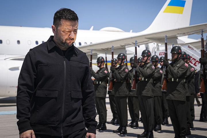 El presidente ucraniano Volodimir Zelenski llega al aeropuerto de Esenboga, antes de la 36.ª Cumbre de Jefes de Estado y de Gobierno de la OTAN en Ankara, el 7 de julio de 2026.