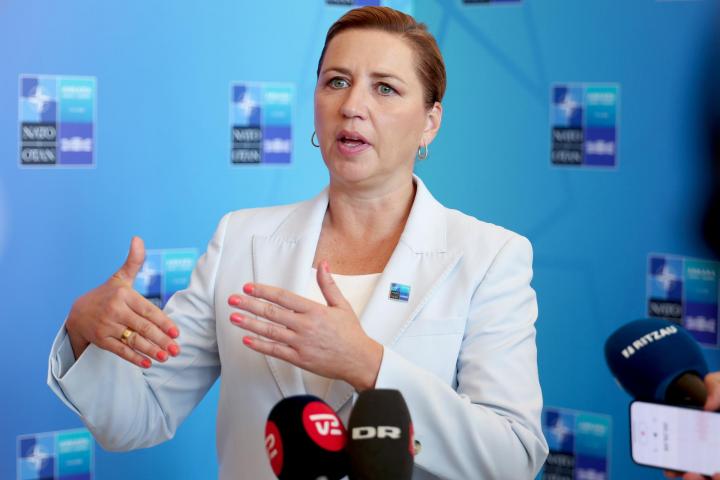 La primera ministra danesa, Mette Frederiksen, habla con los medios a su llegada a la Cumbre de la OTAN en Ankara (Turquía), el 8 de julio de 2026.