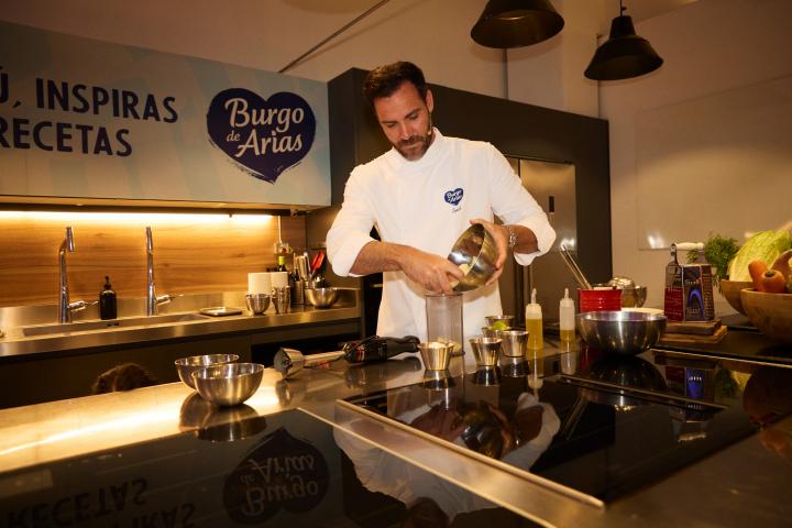 Saúl Craviotto, cocinando para la campaña de Burgo de Arias.