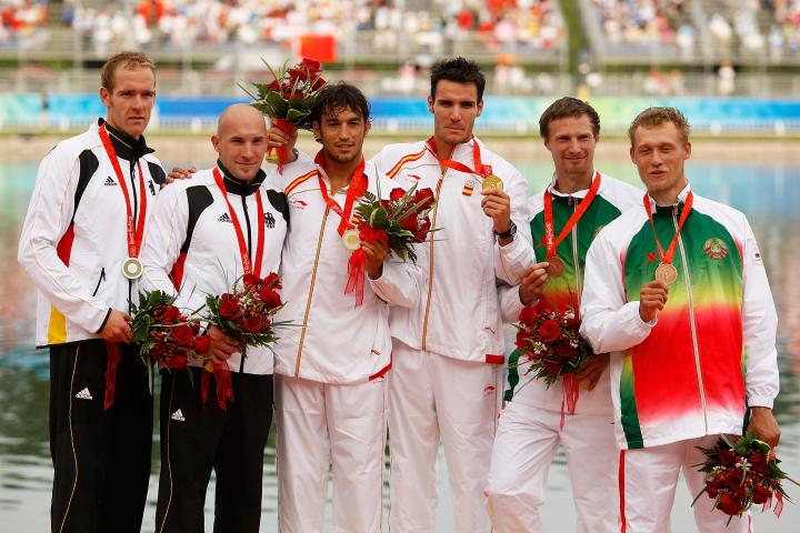 Saúl Craviotto luciendo la medalla de oro ganada en Pekín 2008 junto a Carlos Pérez.