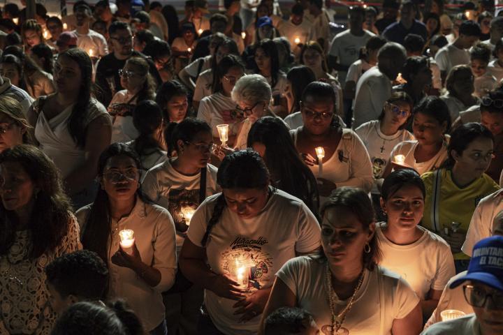 Un grupo de personas participa en una vigilia en honor las victimas de los terremotos este domingo, en Caracas (Venezuela)