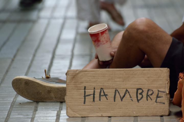 Un hombre pide dinero para comer