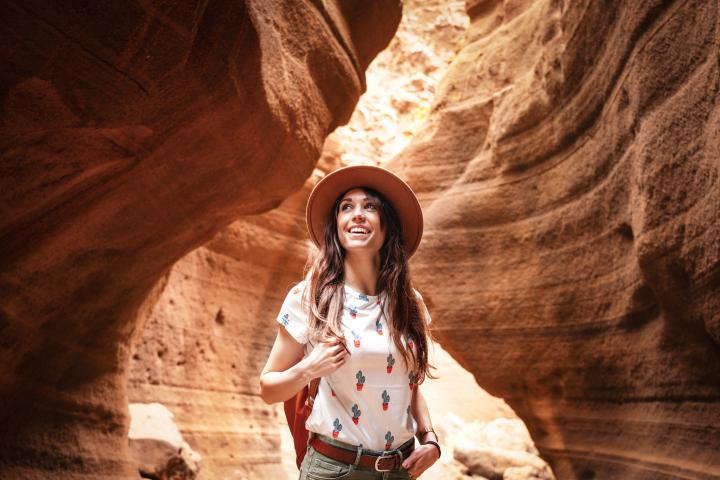 Una mujer, en un viaje.