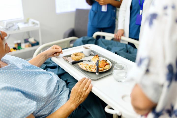 Una persona comiendo en el hospital.