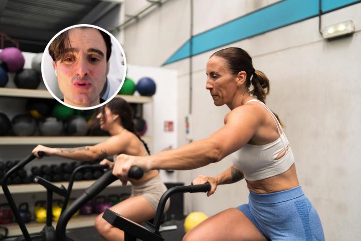 Unai Dueñas y unas mujeres haciendo ejercicio