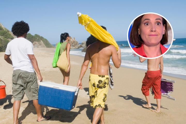 Boticaria García y unos jóvenes en la playa con una nevera