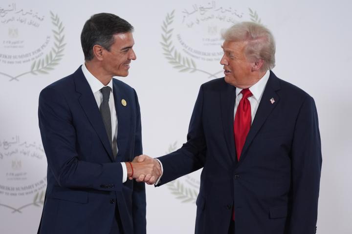 El apretón de manos entre Pedro Sánchez y Donald Trump en octubre del 2025.