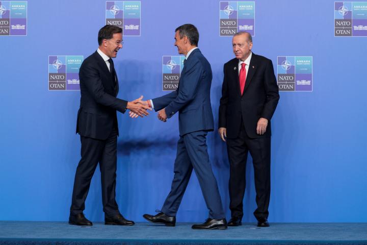 El presidente turco, Tayyip Erdogan, y el secretario general de la OTAN, Mark Rutte, dan la bienvenida al presidente español, Pedro Sánchez, el 8 de julio de 2026, en Ankara.