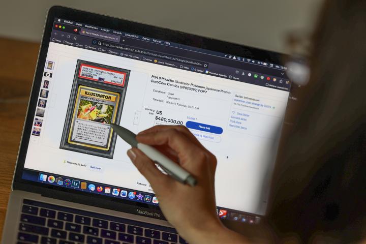 alt="alt="La carta japonesa "Pikachu Illustrator" de la CoroCoro serie de Pokémon Club Shangri-La es la carta de Pokémon vendida más cara en una subasta en en toda la historia, por 14.430.500 euros.""