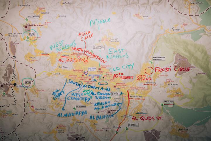 Mapa utilizado por el equipo de MSF para rastrear los cierres israelíes activos. Al menos 459 obstáculos al movimiento bloquean el acceso entre pueblos y carreteras cisjordanas.