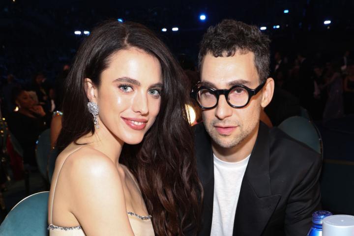 Margaret Qualley y Jack Antonoff en la 67º edición de los premios Grammy.