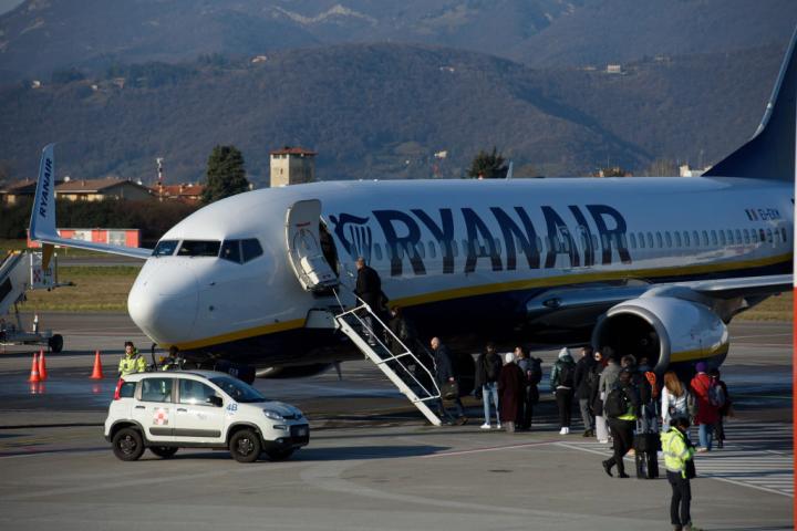 Pasajeros antes de subirse a un avión de Ryanair en un aeropuerto italiano
