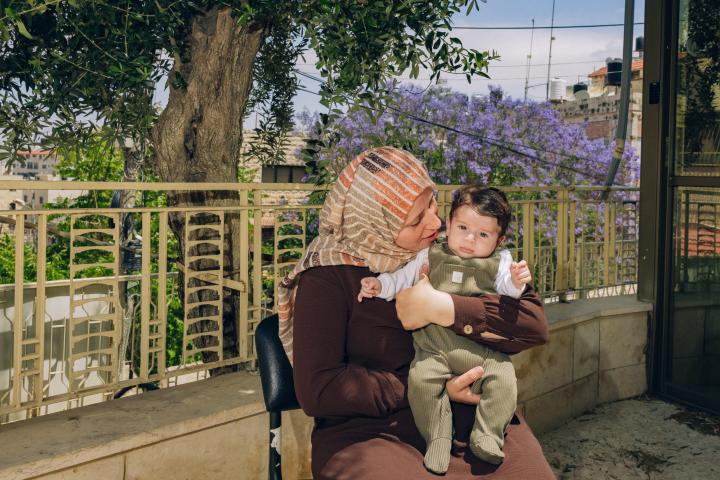 Rana Abu Hajleh, paciente de MSF, sostiene a su bebé de dos meses y medio en la clínica de MSF en Nablus.
